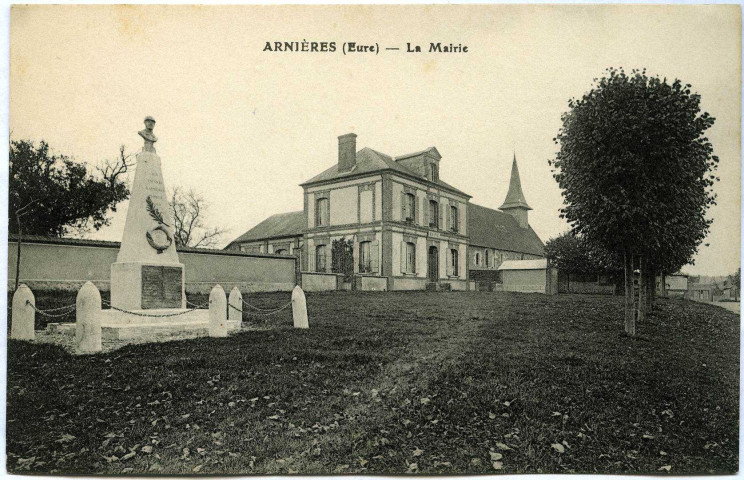 Arnières-sur-Iton. La Mairie et le Monument aux morts.