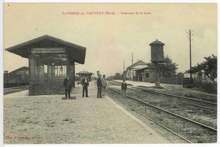 Saint-Pierre-du-Vauvray. Intérieur de la Gare.