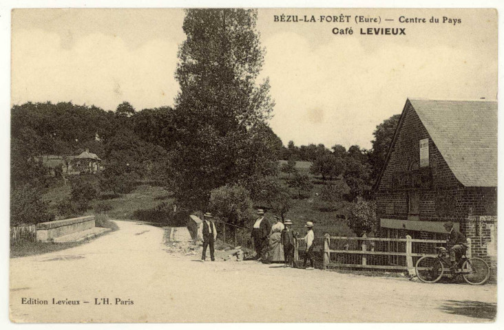 Bézu-la-Forêt. Centre du Pays- Café Levieux.