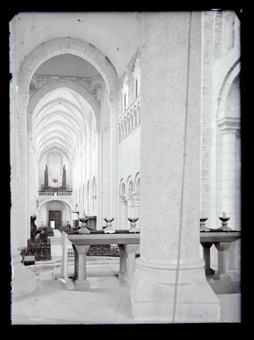 Arcade du rond-point du déambulatoire et maître-autel de l'église Saint-Benoit de Saint-Benoit-sur-Loire (Loiret).