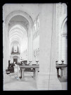 Arcade du rond-point du déambulatoire et maître-autel de l'église Saint-Benoit de Saint-Benoit-sur-Loire (Loiret).