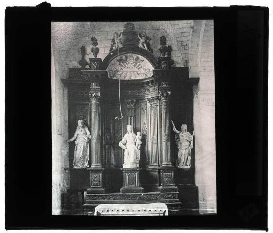 Église Notre-Dame du Vaudreuil (Eure), autel avec les statues de Saint-Jean-Baptiste, Saint-Paul et de la Vierge à l'enfant.