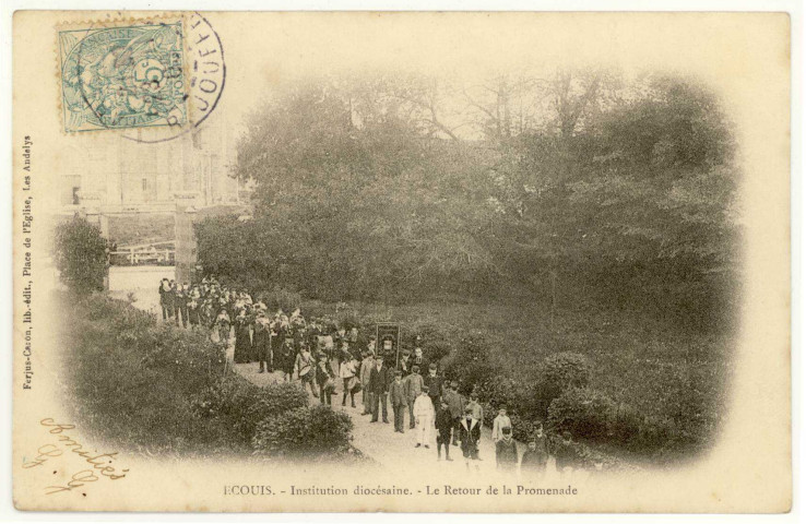 Ecouis. Institution diocésaine - Le retour de la promenade.