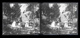 Cimetière et mausolées sur une colline.