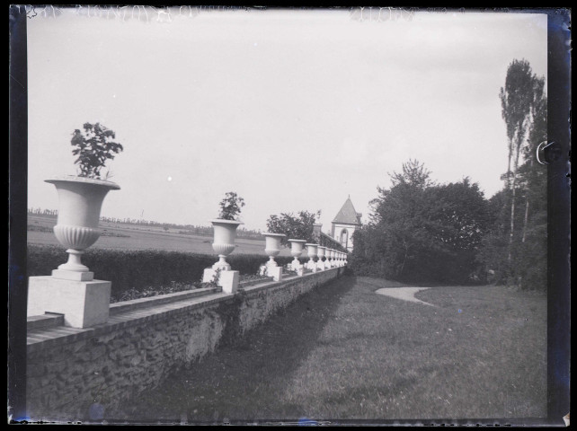Mur de clôture surmonté de vases et pavillon de garde probablement du château d'Orgeville (Eure).