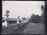 Mur de clôture surmonté de vases et pavillon de garde probablement du château d'Orgeville (Eure).