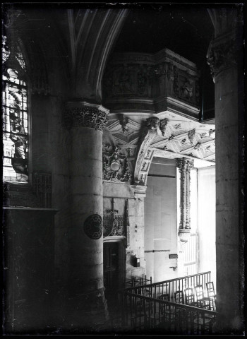 Vue du dessous du buffet d'orgues de l'église Notre-Dame de Caudebec-en-Caux (Seine-Maritime).