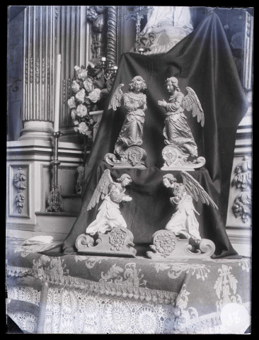 Église de Saint-Vincent-du-Boulay (Eure), quatre anges priant sur des volutes, œuvre de Michel Lourdel.