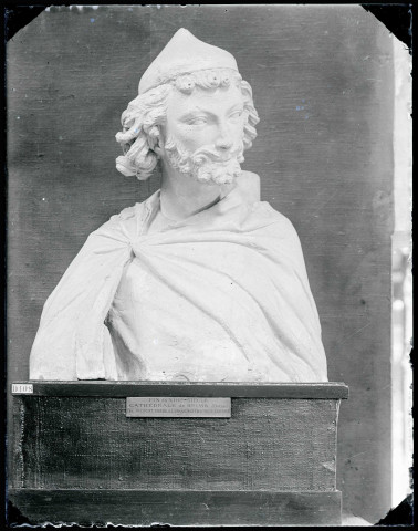 Statue provenant de l'ébrasement de la porte centrale de la cathédrale de Reims (Marne).