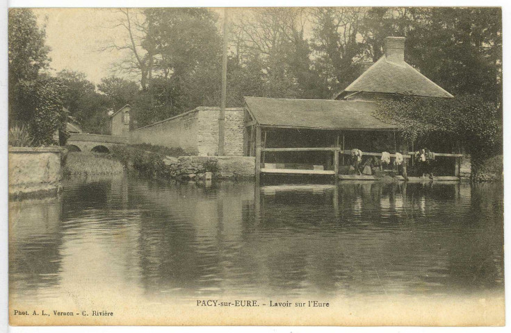 Pacy-sur-Eure. Lavoir sur l'Eure.