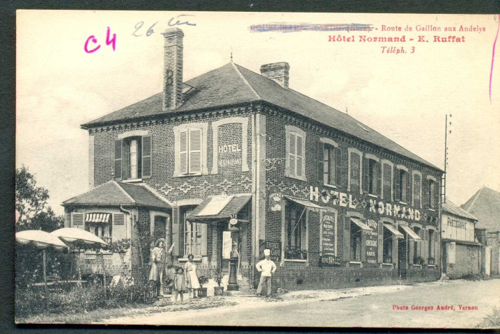 "Courcelles-sur-Seine (Eure) - Route de Gaillon aux Andelys - Hôtel Normand E. Ruffat"