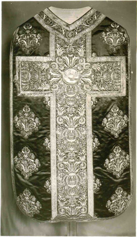 Une chape avec un motif de colombe sur une croix, à l'Hôpital-hospice Saint-Jacques du Petit-Andely, aux Andelys (Eure, France)