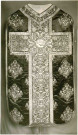 Une chape avec un motif de colombe sur une croix, à l'Hôpital-hospice Saint-Jacques du Petit-Andely, aux Andelys (Eure, France)