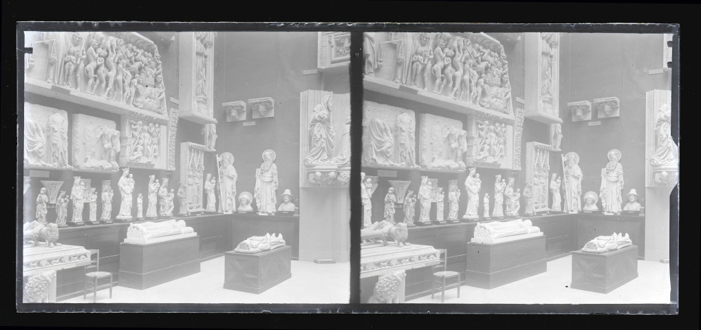 Moulages d'un tympan, de statues et de bas-reliefs d'église, exposés au musée du Trocadéro de Paris (Seine).