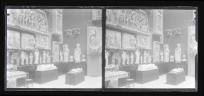 Moulages d'un tympan, de statues et de bas-reliefs d'église, exposés au musée du Trocadéro de Paris (Seine).