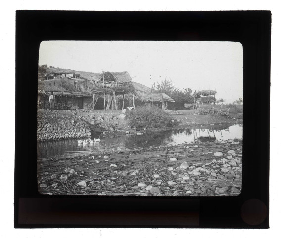 Cabanes sur pilotis au bord d'une rivière aux environs d'Antioche (Turquie).