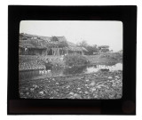 Cabanes sur pilotis au bord d'une rivière aux environs d'Antioche (Turquie).
