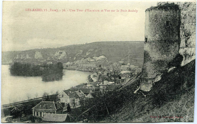 Andelys (Les). Une Tour d'enceinte et vue sur le Petit Andely.