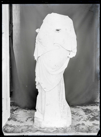 Statue de la Vierge à l'enfant de Lisors (Eure), sans tête.