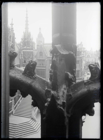 Détail de la façade de l'aile ouest du palais de justice de Rouen (Seine-Maritime), vue prise des galbes du palais de justice.