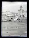 Porte de la Grosse-Horloge et bateaux de pêche dans le port à marée basse à la Rochelle (Charente-Maritime).