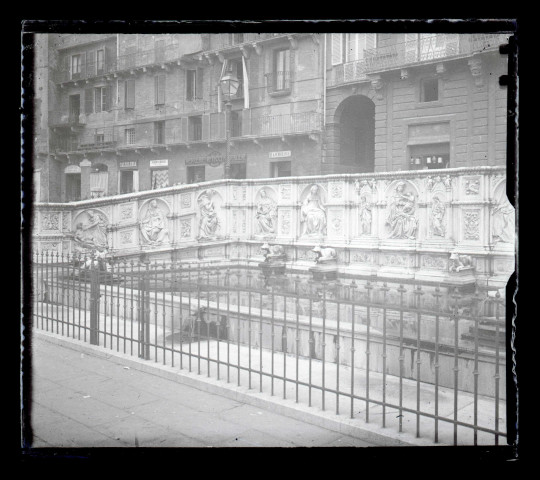 Fontaine de la piazza del Campo à Sienne (Italie).