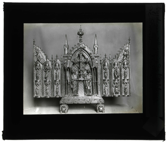 Triptyque reliquaire du XIIIème siècle de l'abbaye de Floresse (Belgique).