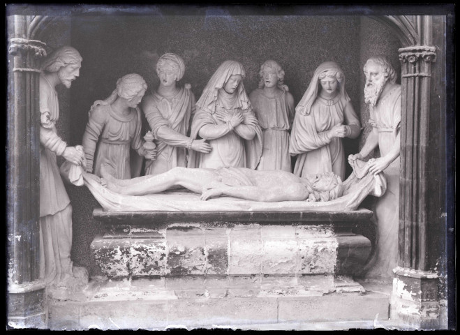 Groupe statuaire représentant la mise au tombeau de l'église abbatiale de Saint-Germer-de-Fly (Oise).