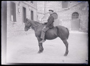 Militaire français à cheval dans la cour de la maison fermière d'Orgeville (Eure).