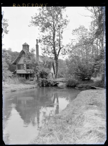 Maison des guides de France sur la rive de l'Andelle traversant la campagne de Radepont (Eure).