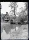 Maison des guides de France sur la rive de l'Andelle traversant la campagne de Radepont (Eure).