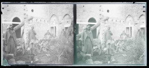 Villageois devant des habitations.