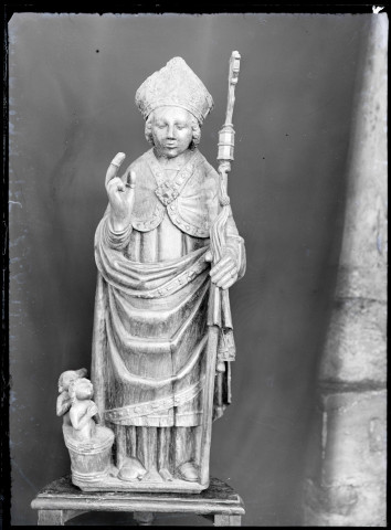 Groupe sculpté en bois du XVe siècle représentant Saint-Nicolas et les enfants, dans l'église Saint-Denis de Guiseniers (Eure, France)