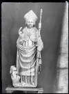 Groupe sculpté en bois du XVe siècle représentant Saint-Nicolas et les enfants, dans l'église Saint-Denis de Guiseniers (Eure, France)