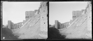 Vue de l'entrée de la citadelle prise du pied du bastion d'Alep (Syrie).