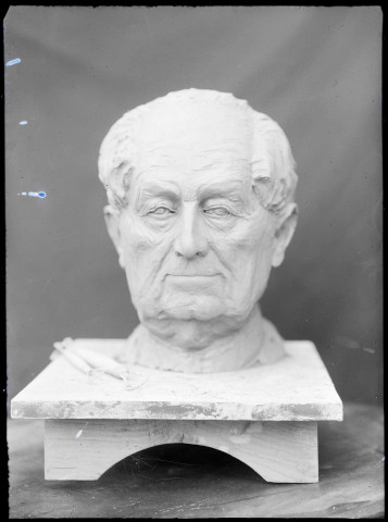 Portrait sculpté en terre de l'abbé Bretocq.