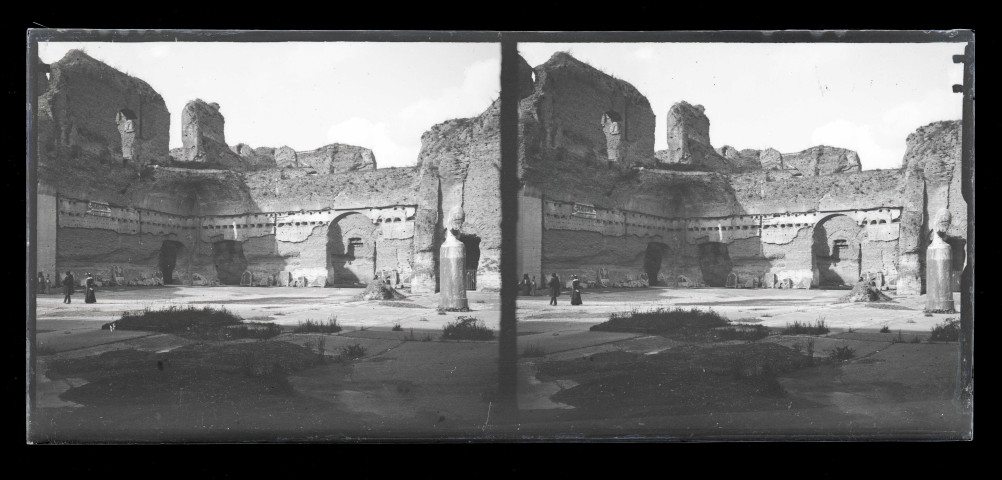 Ruines et vestiges de temple romain.