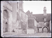 Passage sous arcade de l'Hôtel de ville de Saint-Germer-de-Fly (Oise).