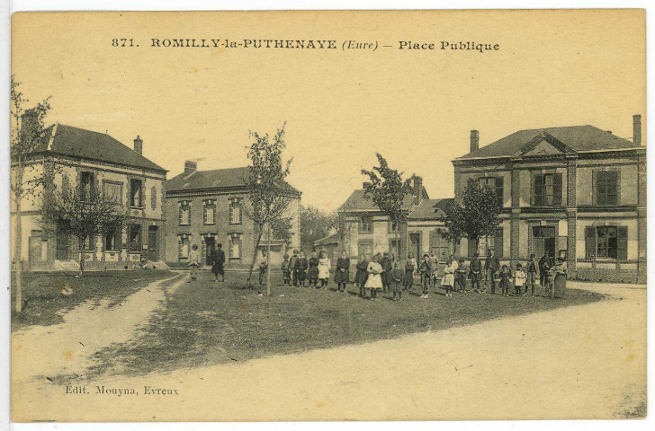 Romilly-la-Puthenaye. Place publique.