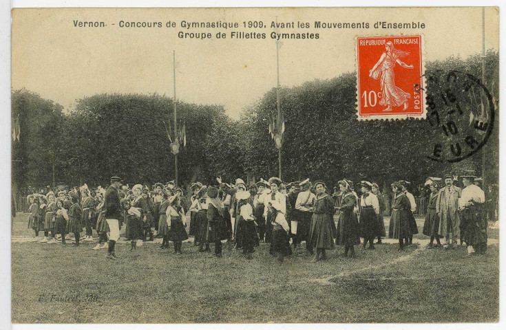 Vernon-Ville. Concours de Gymnastique 1909. Avant les Mouvements d'ensemble. Groupe de Fillettes Gymnastes.