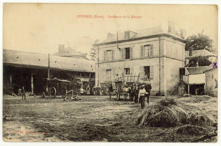 Civières. Intérieur de la Ferme.