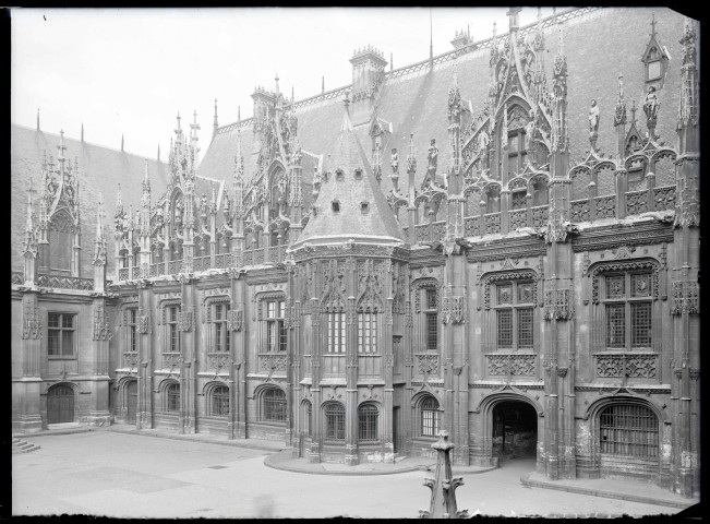 Façade à tourelle sur cour intérieure du palais de justice de Rouen (Seine-Maritime).