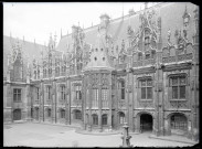Façade à tourelle sur cour intérieure du palais de justice de Rouen (Seine-Maritime).