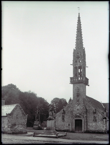 Église et monument aux morts de Saint-Hernin (Finistère).