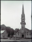 Église et monument aux morts de Saint-Hernin (Finistère).