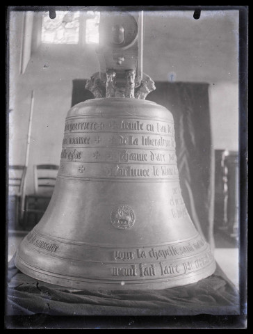 Cloche (probablement de la collégiale Saint-Louis de La Saussaye (Eure)).