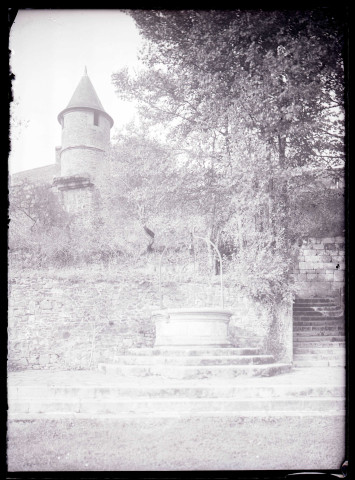 Jardin et puits au pied des remparts du château de Fougères (Ille-et-Vilaine).