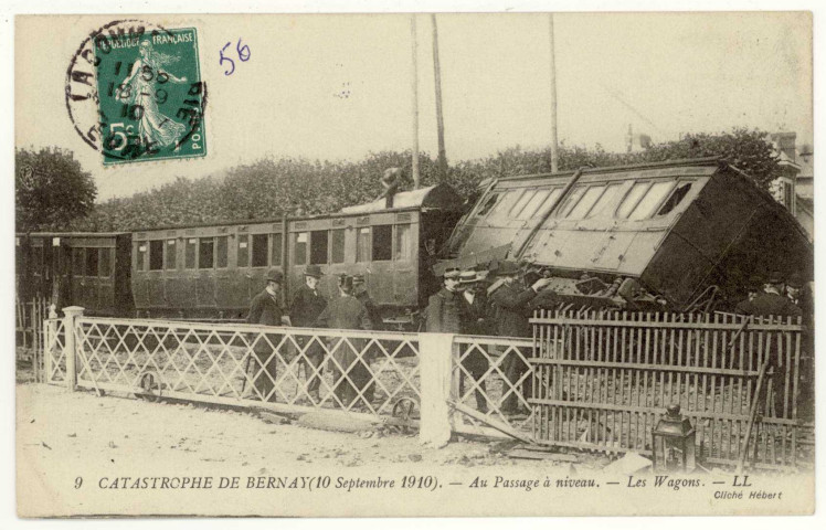 Bernay. Catastrophe de Bernay (10 septembre 1910)- Au Passage à Niveau- Les Wagons.