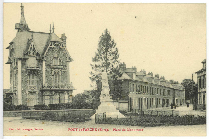 Pont-de-l'Arche. Place du Monument.