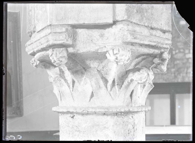 Chapiteaux ornementés de têtes humaines et de feuillages de la maison des Templiers de Caudebec-en-Caux (Seine-Maritime).